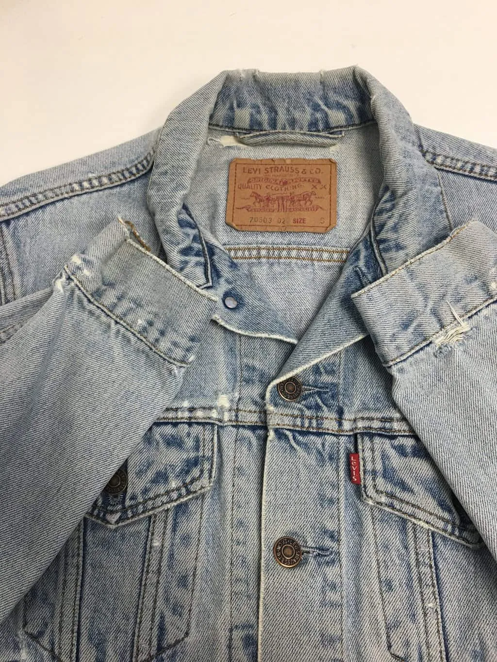 Vintage Levis distressed denim jacket, pale blue – Small