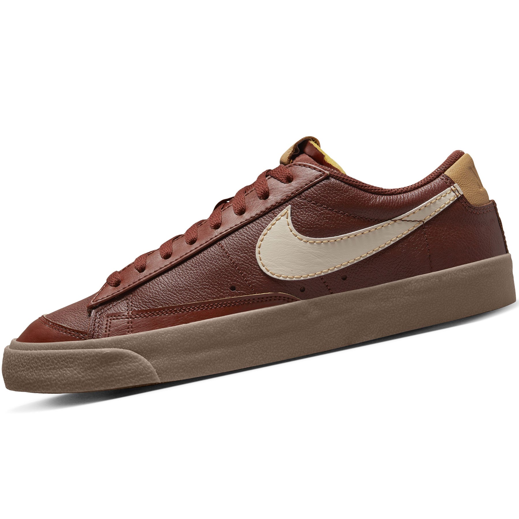 Zapatillas Nike Hombre Urbanas Blazer Low '77 EMB | DQ7670-200