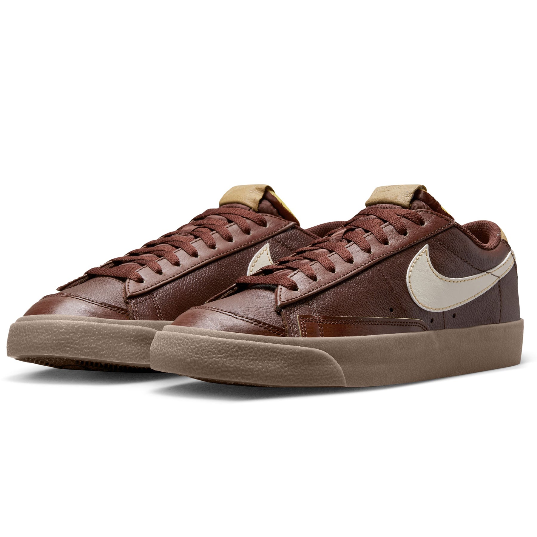 Zapatillas Nike Hombre Urbanas Blazer Low '77 EMB | DQ7670-200